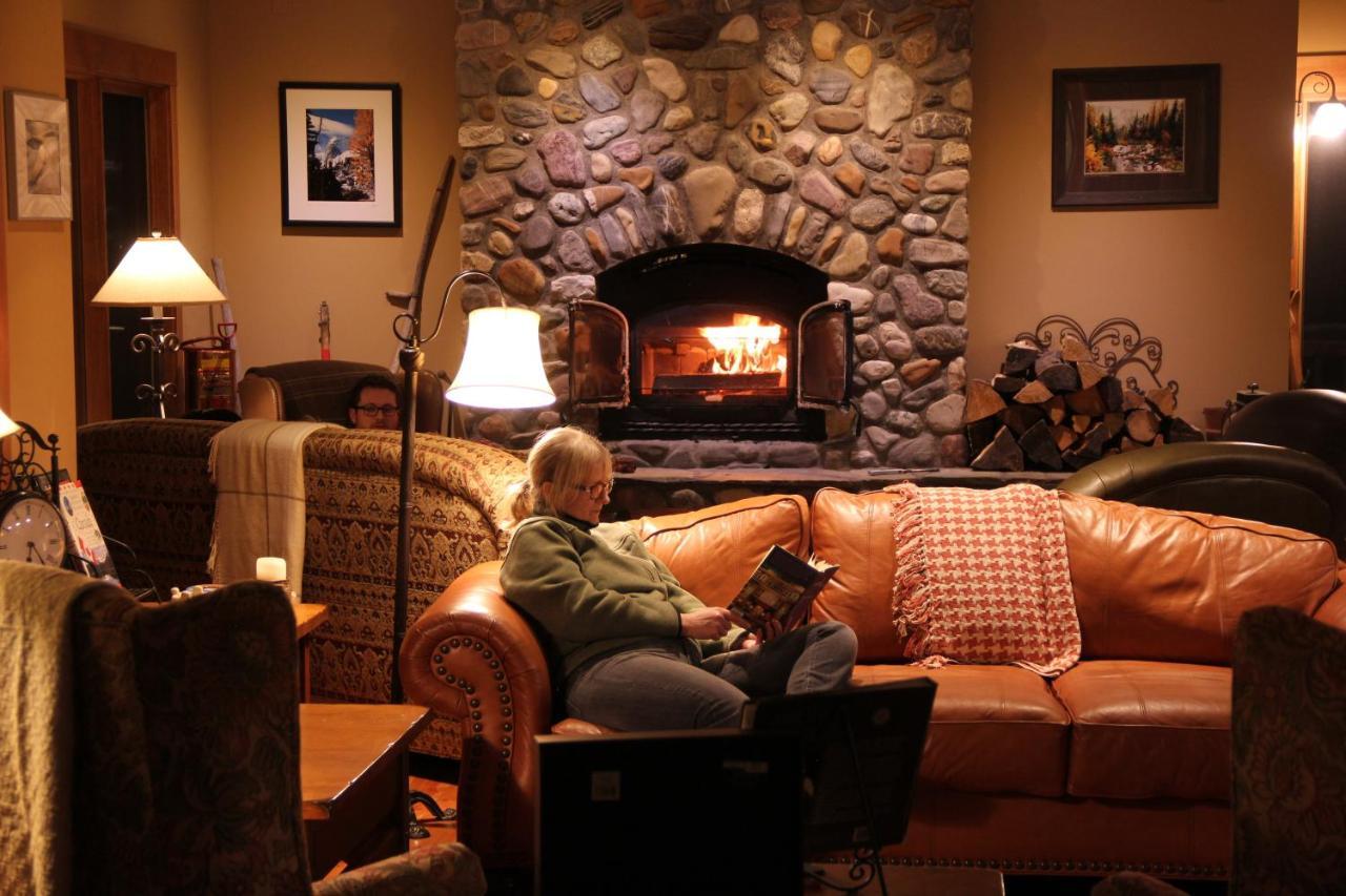 Vagabond Lodge At Kicking Horse Golden Exterior foto