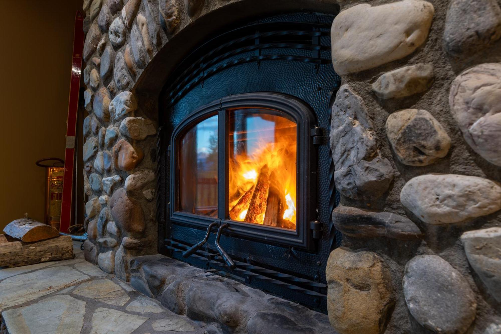 Vagabond Lodge At Kicking Horse Golden Exterior foto