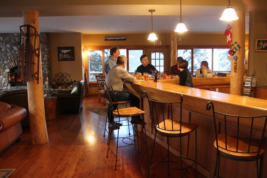 Vagabond Lodge At Kicking Horse Golden Exterior foto