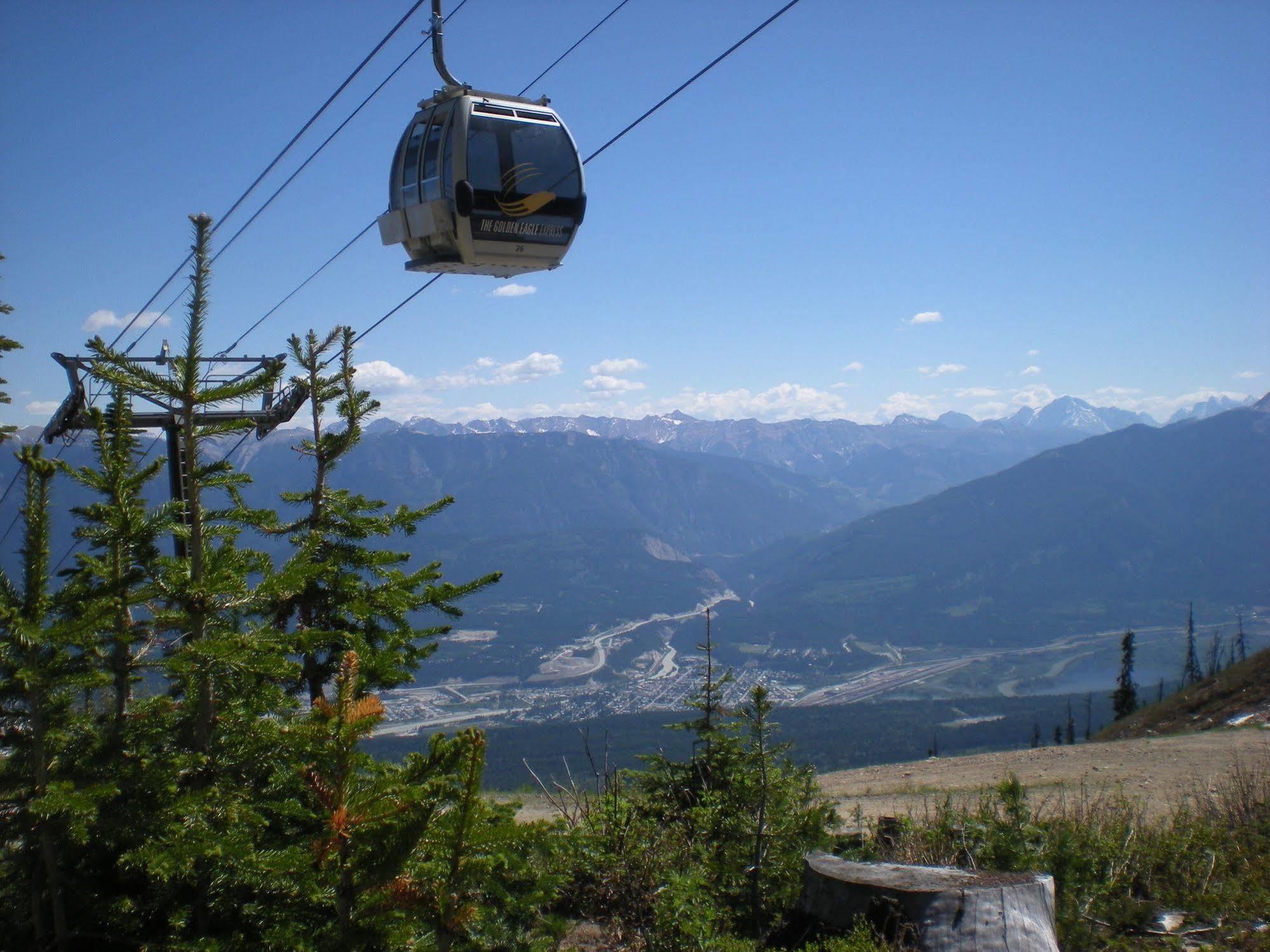 Vagabond Lodge At Kicking Horse Golden Exterior foto